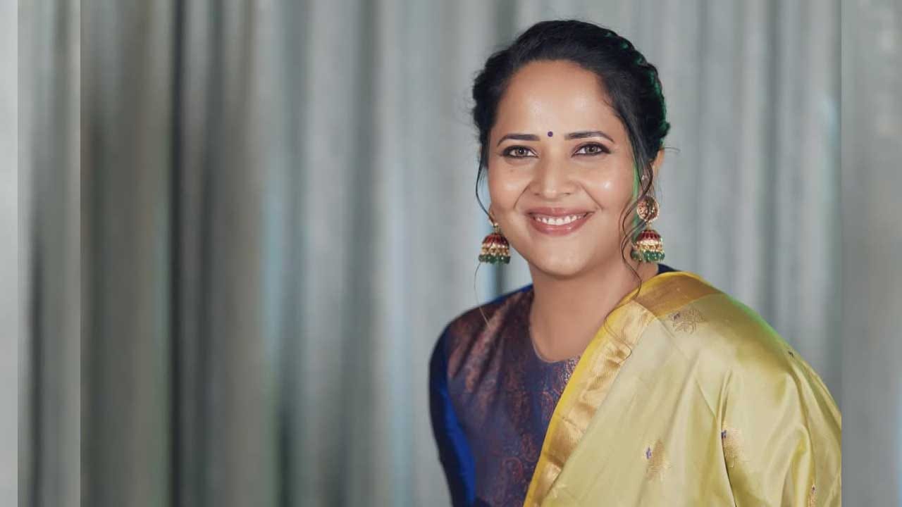 యాంకర్గా బుల్లితెరపై సందడి చేసి తనకంటూ ఓ స్పెషల్ ఇమేజ్ క్రియేట్ చేసుకున్న చిన్నది అనసూయ గురించి ప్రత్యేకంగా చెప్పాల్సిన పని లేదు. ఈ అమ్మడు అందానికి ఎవ్వరైనా ఫిదా అవ్వాల్సిందే. అంతలా తన అందచందాలతో ఈ ముద్దుగుమ్మ ప్రతి ఒక్కరి మనసు దోచుకుంది. తన క్యూట్ నెస్తో అందరినీ ఆకట్టుకుంది.