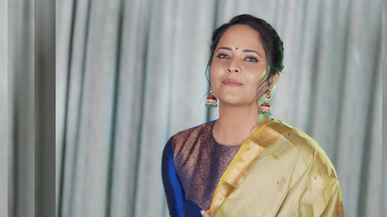 ఇక ఎప్పుడూ సోషల్ మీడియాలో చాలా యాక్టివ్గా ఉండే ఈ అమ్మడు తాజాగా చీర కట్టులో తన అందంతో ప్రతి ఒక్కరి మనసు దోచుకుంది. ప్రస్తుతం దీనికి సంబంధించిన ఫొటోస్ నెట్టింట తెగ వైరల్ అవుతున్నాయి.