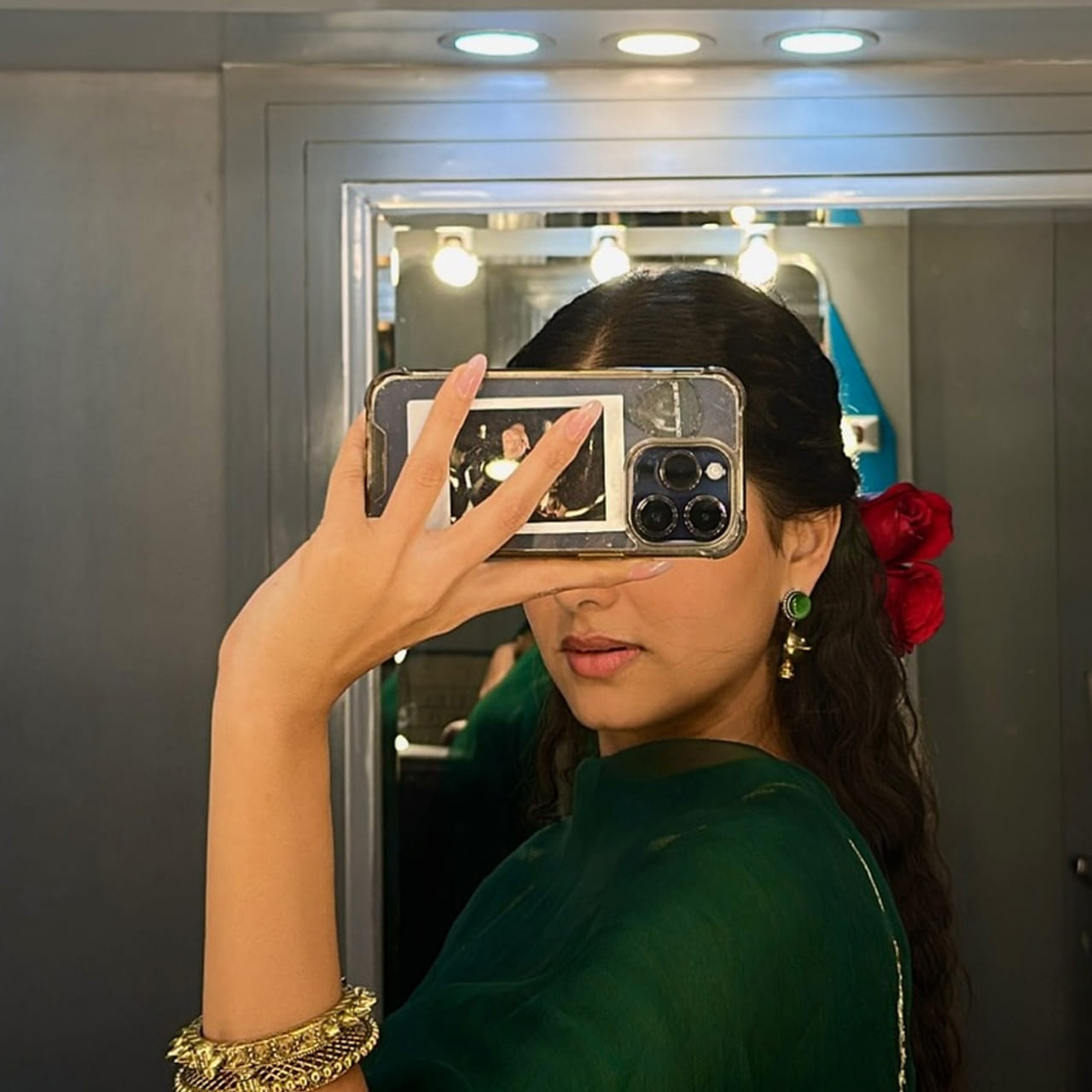 తెలుగులో కేవలం ఒక్క సినిమానే చేసింది. ఇప్పుడు అదే మూవీ విడుదలకు సిద్ధమయ్యింది. కానీ టాలీవుడ్ ఇండస్ట్రీలో మాత్రం విపరీతమైన క్రేజ్ సొంతం చేసుకుంది. మరోవైపు సోషల్ మీడియాలోనూ ఈ బ్యూటీ పేరు మారుమోగుతుంది. తాజాగా తనకు ఎదురైన చేదు అనుభవాలను బయటపెట్టింది ఈ ముద్దుగుమ్మ. 