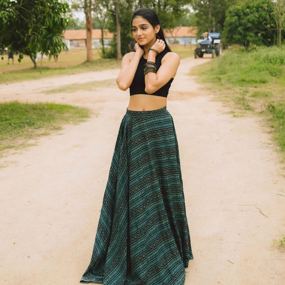 అనస్వర రాజన్... ఇప్పుడు తెలుగు అడియన్స్ హృదయాలను కొల్లగొట్టిన మలయాళీ ముద్దుగుమ్మ. మలయాళంలో అనేక హిట్ చిత్రాల్లో నటించి నటిగా ప్రశంసలు అందుకుంది. పాతిక సినిమాలకు పైగానే చేసి తనదైన ముద్ర వేసింది ఈ అమ్మడు. 