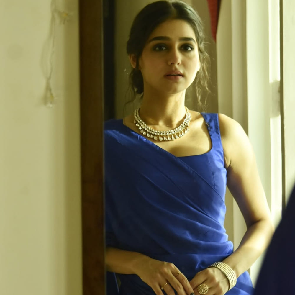 టీచర్లే తనతో మాట్లాడొద్దని వాళ్ల తల్లిదండ్రులతో చెప్పించేవాళ్లని.. మార్కులు తక్కువగా వస్తే సినిమాలు చేసుకోవచ్చు బాధపడకు అని హేళన చేసేవారని.. ఎంతగా అవమానించారో.. అదే ఇప్పుడు ఈ స్థాయిలో నిలబడేలా చేసిందని చెప్పుకొచ్చింది. 