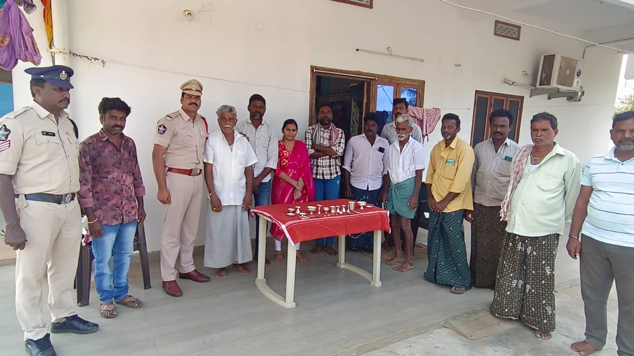 Andhra: దొంగలించిన సొమ్ము రికవరీ చేసి వెంటనే బాధితుడికి ఇచ్చేయొచ్చు.. ఏలూరు పోలీసులు చేసిన పనికి