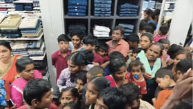 చేతిలో రూపాయి లేదు కానీ ఆ చిన్నారులు షాపింగ్ చేశారు