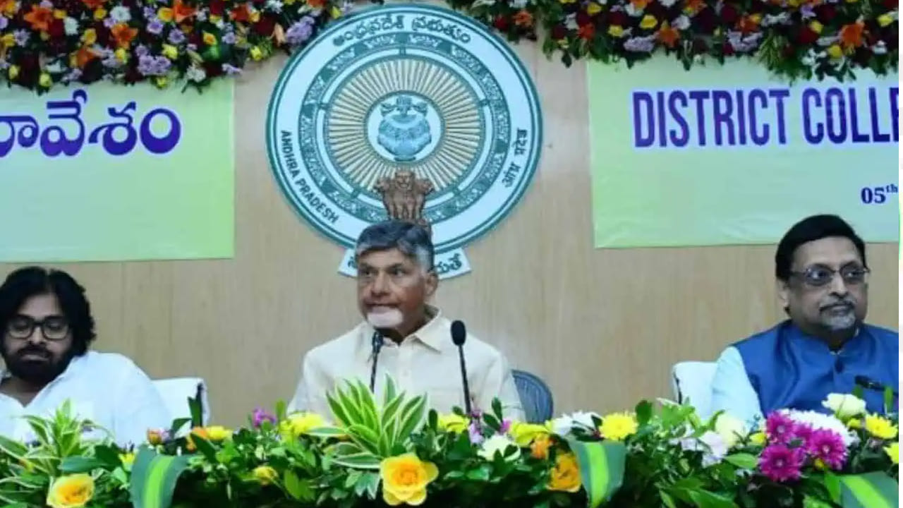 ఈ క్రమంలో ఏపీ ప్రభుత్వం కీలక ఉత్తర్వులు జారీ చేసింది. కొత్త జిల్లాలు డిసెంబర్ 31 నుంచే అమల్లోకి వస్తాయని పేర్కొంది. ఈ మేరకు మంగళవారం తుది నోటిఫికేషన్ జారీ చేసింది. దీంతో బుధవారం నుంచి ఏపీలో మార్కాపురం జిల్లా, పోలవరం జిల్లాలు ఏర్పాటు కానున్నాయి.