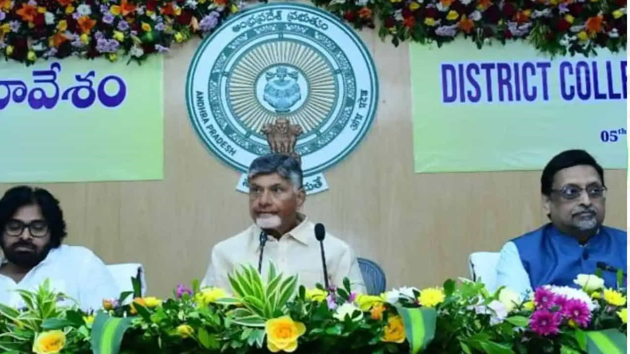 ఈ క్రమంలో ఏపీ ప్రభుత్వం కీలక ఉత్తర్వులు జారీ చేసింది. కొత్త జిల్లాలు డిసెంబర్ 31 నుంచే అమల్లోకి వస్తాయని పేర్కొంది. ఈ మేరకు మంగళవారం తుది నోటిఫికేషన్ జారీ చేసింది. దీంతో బుధవారం నుంచి ఏపీలో మార్కాపురం జిల్లా,  పోలవరం జిల్లాలు ఏర్పాటు కానున్నాయి. 