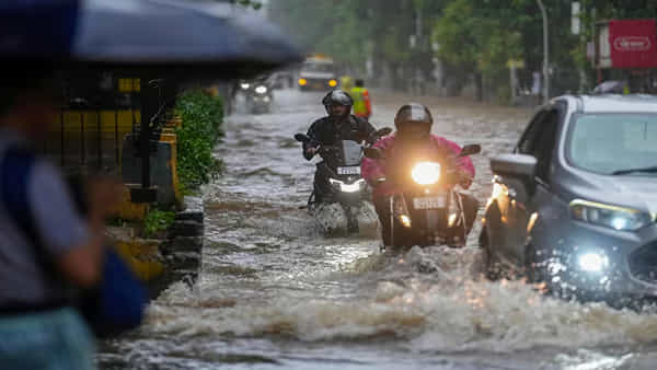 Weather Report: అల్పపీడనం ఎఫెక్ట్.. ఈ జిల్లాల్లో మరో 2 రోజులు దంచికొట్టుడే! పిడుగులు పడే ఛాన్స్