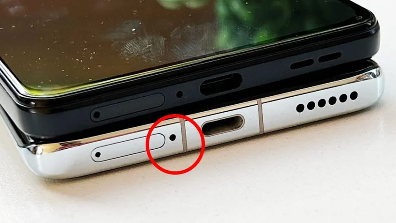 మొబైల్ ఫోన్లో మీరు ఛార్జింగ్ పోర్ట్ పక్కన చిన్న రంధ్రం చూసే ఉంటారు. ఇది ఎందుకు ఉంటుందనే డౌట్ మీకు వచ్చిందా. ఈ చిన్న రంధ్రం మీ కాల్స్, ఆడియో, వీడియో నాణ్యతకు చాలా ఉపయోగపడుతుంది. మీరు కాల్స్ మాట్లాడేటప్పుడు లేదా వాయిస్, వీడియో రికార్డింగ్ సమయంలో మీ వాయిస్ స్పష్టంగా వినపబడానికి ఈ మైక్ సహాయపడుతుంది.