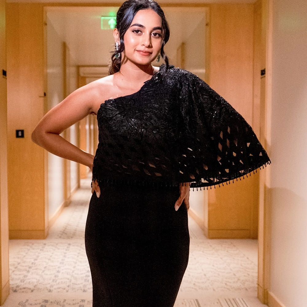 కాగా ఓ వైపు సినిమాలు చేస్తూనే ఉన్నత చదువులు అభ్యసిస్తోంది అనీష. తాజాగా ఈ ముద్దుగుమ్మ మాస్టర్స్ పూర్తి చేసింది. జార్జియాలో ఇంటీరియర్ డిజైన్ కోర్స్ లో పీజీ పూర్తి చేసింది. ఇప్పుడు ఈ అమ్మడు హీరోయిన్ గా మారి సినిమాలు చేస్తుందని ఫ్యాన్స్ ఎదురుచూస్తున్నారు. 