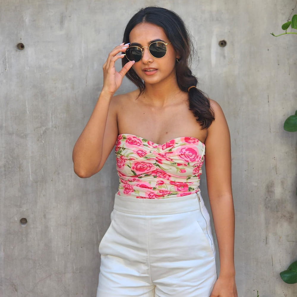 కాగా అనీషాకు సోషల్ మీడియాలోనూ మంచి ఫ్యాన్ ఫాలోయింగ్ ఉంది. ఈ అమ్మడు షేర్ చేసే ఫొటోలు, వీడియోలకు నెటిజన్ల నుంచి మంచి స్పందన వస్తుంటుంది. తాజాగా ఈ బ్యూటీ పంచుకున్న ఫోటోలు వైరల్ అవుతున్నాయి. 