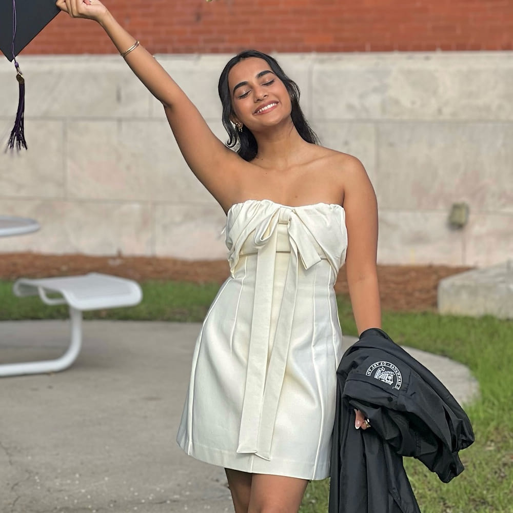 అనీషా దామా..ఈ పేరు వింటే చాలా మంది గుర్తు పట్టకపోవచ్చు కానీ.. గీత గోవిందం సినిమాలో విజయ్ దేవర కొండ వెంట పడే అమ్మాయి ఇంటే గుర్తు పడతారు. ఈ సినిమాలో హీరో విజయ్ లెక్చరర్ గా కనిపిస్తే.. అతనిని పిచ్చిగా ప్రేమించే స్టూడెంట్ నీలు పాత్రలో అనీషా అద్భుతంగా నటించింది.