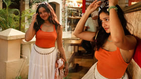 చూపులతో కవ్విస్తున్న కుర్ర భామ..