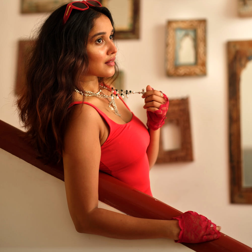  ఈ చిన్నది ఇప్పుడు  హీరోయిన్ గా సినిమాలు చేస్తుంది. 18 ఏళ్లకు హీరోయిన్ గా అవకాశాలు అందుకుంది. నటుడు హిప్హాప్ ఆది నటించిన తమిళ చిత్రం పిడి సర్‌లో ప్రధాన పాత్ర పోషించింది. ఈ సినిమా మంచి ఆదరణ పొందింది.