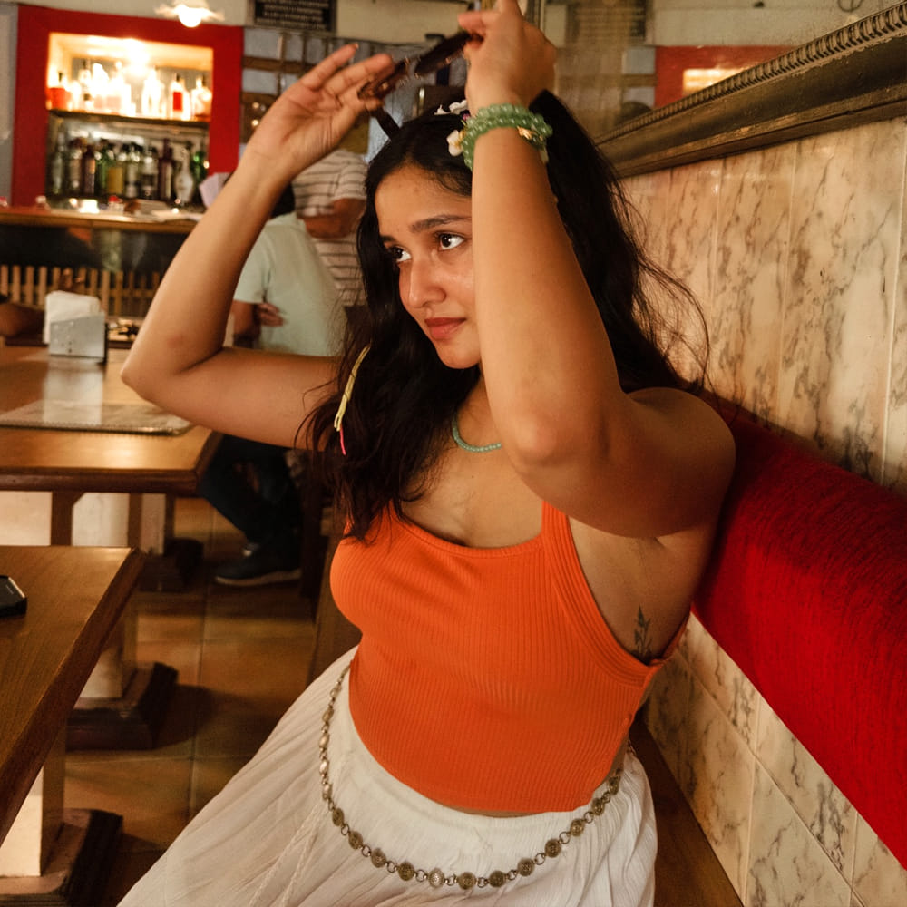 ఆతర్వాత విశ్వసం అనే సినిమాలో మరోసారి మెప్పించింది. ఈ సినిమాలో కూడా అజిత్ కు కూతురిగా నటించింది. ఈ సినిమాలో అజిత్, నయనతార కూతురిగా కనిపించింది.. దాంతో  అభిమానులు ఆమెను కుట్టి నయన్ అని పిలుచుకోవడం ప్రారంభించారు.  