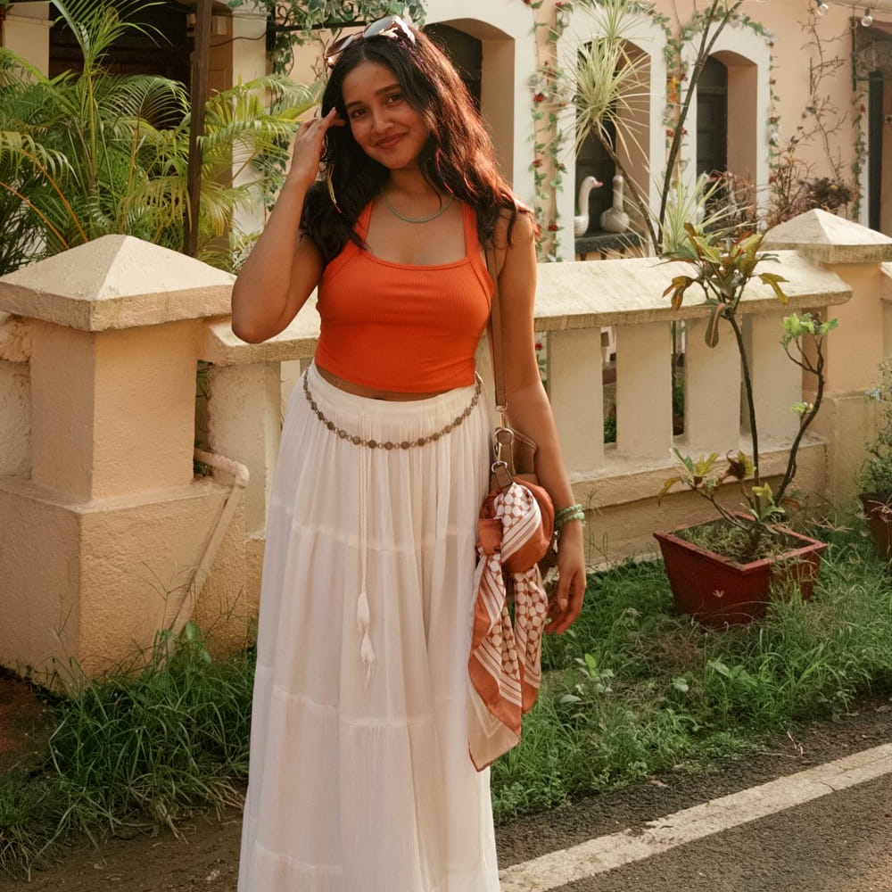 అనికా సురేంద్రన్ తమిళ్ ఇండస్ట్రీలో చైల్డ్ ఆర్టిస్ట్‌గా నటించి మెప్పించింది. నటి అనికా సురేంద్రన్ 2007లో మలయాళ చిత్రసీమలో చైల్డ్ ఆర్టిస్ట్ గా సినీ రంగప్రవేశం చేసింది. దీని తరువాత, ఆమె 2014 తమిళ చిత్రం మీని ఐందాల్‌లో అజిత్ కుమార్తెగా నటించింది. ఈ సినిమాలో తన క్యూట్ పర్ఫామెన్స్ తో ఆకట్టుకుంది. 