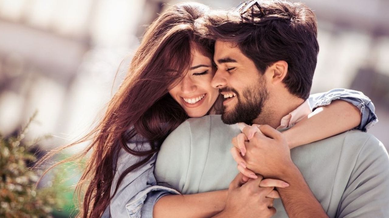 2026 సంవత్సరంలో తమ భర్తలకు అదృష్టాన్ని తీసుకొచ్చే రాశులు జాబితాలో కర్కాటక, సింహా, కుంభరాశి కలిగిన వారు ఉన్నారు. 2026లో ఈ రాశి కలిగిన మహిళల అదృష్టం కారణంగా వారి భర్తల దశ తిరగనుందని జోతిష్యులు చెబుతున్నారు.