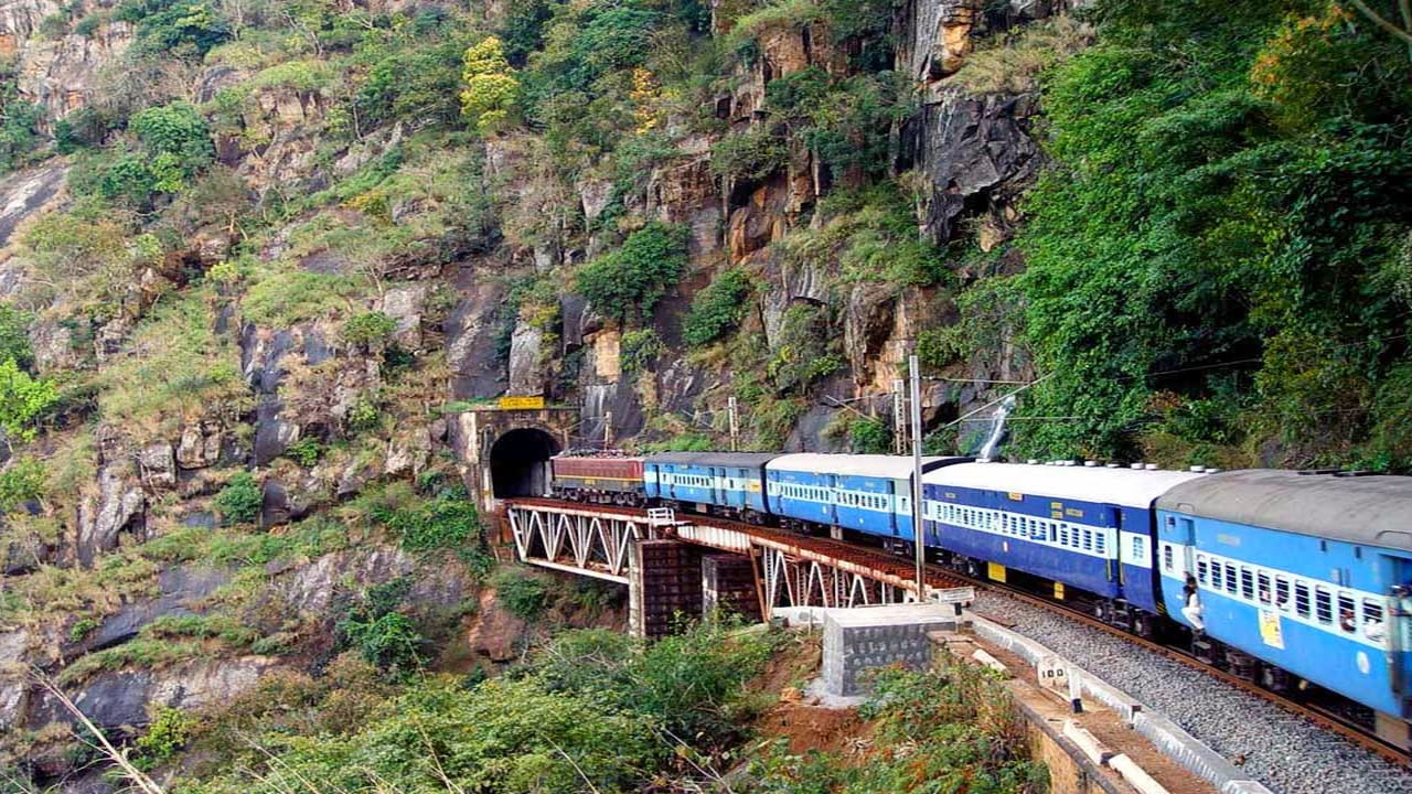 ఇక ఉదయం టిఫిన్, మధ్యాహ్నం భోజనం, సాయత్రం స్నాక్స్, టీ వంటివి ఈ ప్యాకేజీలోనే అందిస్తారు. ఇక అరకుకు రైళ్లో వెళ్లాలనుకునేవారికి ఈ ప్యాకేజీలో అవకాశం కల్పిస్తారు. పచ్చని చెట్లను చూసుకుంటూ అరకుకు రైలు ప్రయాణం చేయవచ్చు.
