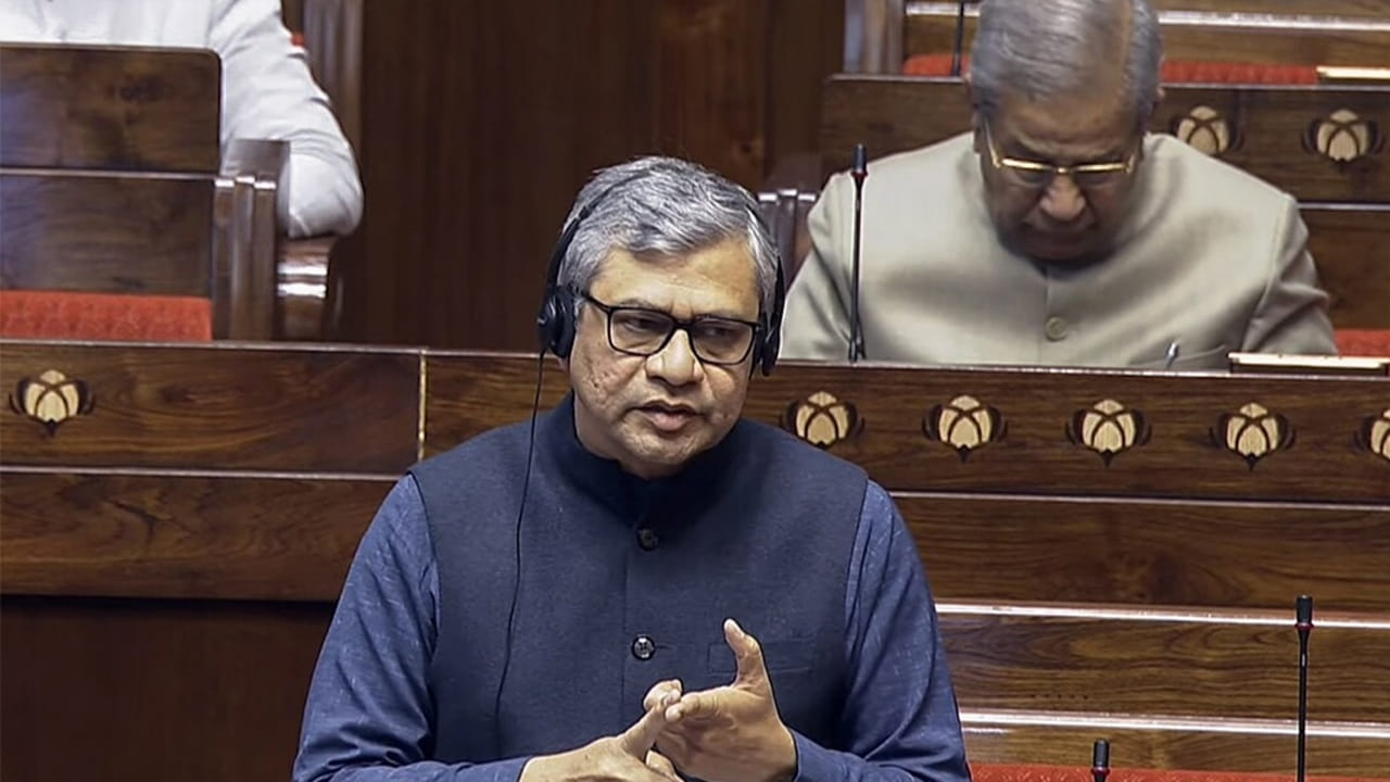 Ashwini Vaishnaw: ఫేక్ న్యూస్ ప్రజాస్వామ్యానికి పెద్ద ముప్పు.. కేంద్ర మంత్రి కీలక వ్యాఖ్యలు