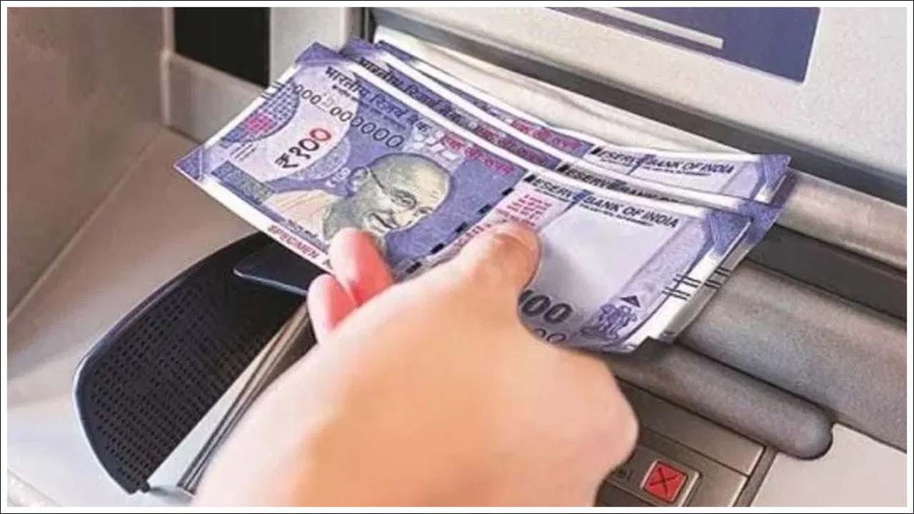  బయటి నుండి ఏటీఎంలు చాలా సరళంగా కనిపిస్తాయి. మీరు మీ ఏటీఎం కార్, పిన్‌ కోడ్‌ను చొప్పించిన తర్వాత మీకు వెంటనే నగదు నోట్లు వస్తాయి. కానీ ATMను ఆపరేట్ చేయడానికి ఒక ప్రత్యేక యంత్రాంగం పనిచేస్తుంది. మీరు ఏటీఎంలో ఎంటర్‌ చేసినంత డబ్బు మీకు లభిస్తుంది.