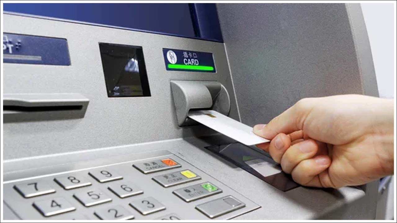  ఏటీఎం మెషీన్ లో డబ్బు అయిపోగానే బ్యాంకు ఉద్యోగులు మళ్ళీ అందులో డబ్బు జమ చేస్తారు. ఏటీఎం లో ఒక క్యాష్ బాక్స్ ఉంటుంది. ఈ క్యాష్ బాక్స్ లో నోట్లు వేస్తారు. ఒకేసారి దాదాపు ఎనిమిది వేల నుంచి పది వేల నోట్లను ఏటీఎం మెషీన్‌లో వేయవచ్చు.