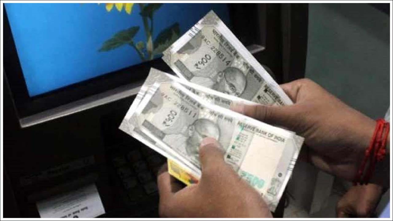  అంటే ATMలో పెట్టే అన్ని నోట్లు 500 రూపాయల విలువ కలిగినవని మనం అనుకుంటే, ఒకేసారి 40 నుండి 50 లక్షల రూపాయల వరకు ATM లో పెట్టవచ్చు. అయితే ATM ఉన్న ప్రదేశం, ఆ ATM వాడకం ఆధారంగా సంబంధిత ATMలో ఎన్ని రూపాయలు వేయాలో బ్యాంకు నిర్ణయిస్తుంది.