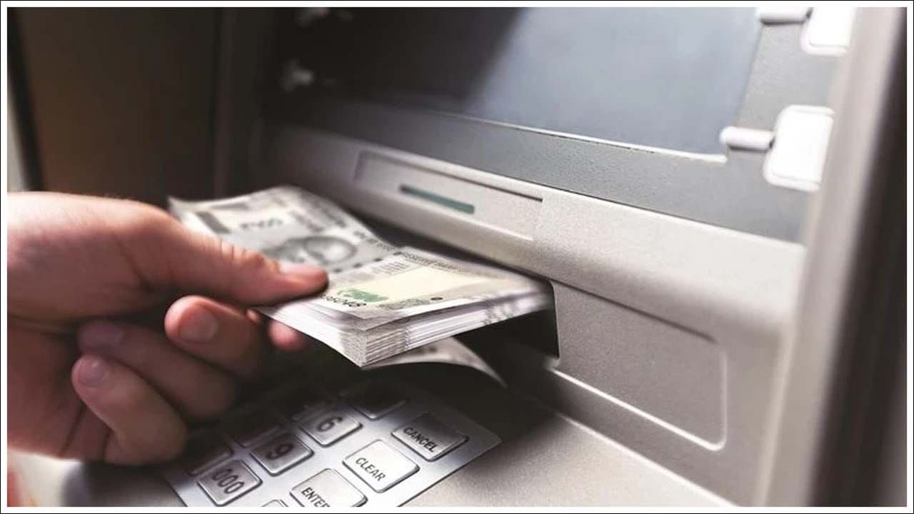 దీని ప్రకారం.. కొన్ని ATMలలో తక్కువ డబ్బు జమ చేస్తారు. కొన్ని యంత్రాలలో ఎక్కువ ఉంటాయి. మరో విషయం ఏమిటంటే ఏటీఎంలలో 500 రూపాయల నోట్లు మాత్రమే ఉండవు. 100, 200, 500 రూపాయల నోట్లు ఉంటాయి. అంటే ఒక ఏటీఎం యంత్రంలో దాదాపు 20 నుండి 30 లక్షల రూపాయల నగదు ఉంటుంది.