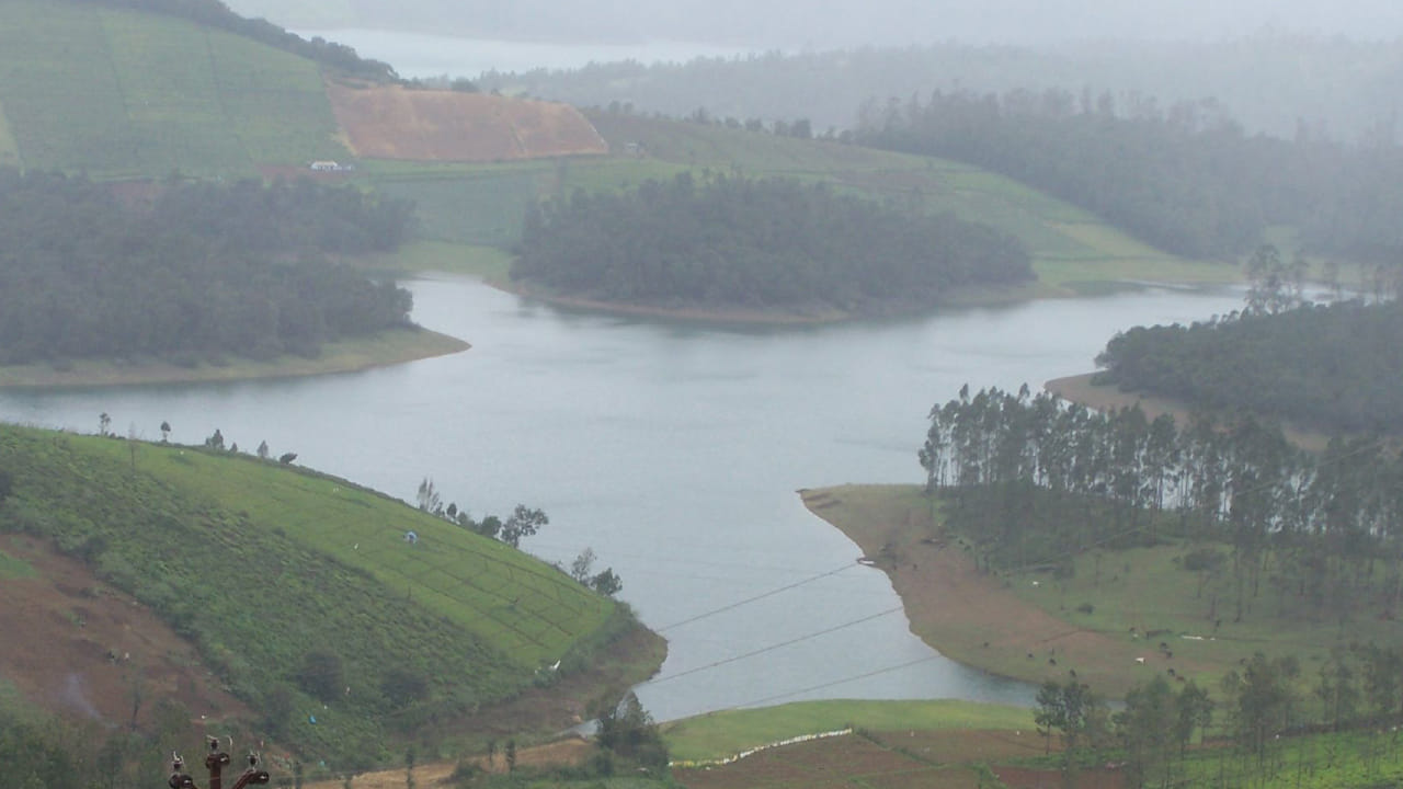 అవలాంచె సరస్సు:  ఊటీలో 'మంచు'ను ఆస్వాదించడానికి అవలాంచె ఉత్తమ ప్రదేశం. సందర్శకులు అటవీ చెక్ పోస్ట్ వరకు మాత్రమే ప్రయాణించగలరు, ఎందుకంటే అవతల ఉన్న ప్రాంతం నిషేధిత ప్రాంతం. ఈ జోన్‌లోకి ప్రవేశించడానికి అటవీ శాఖ నుండి పాస్‌లు తీసుకోవాలి. అటవీ శాఖ వాహనాలు మాత్రమే అనుమతించబడతాయి. మంచు పలుచని పొరను వీక్షించడానికి, సందర్శకులు నగరం నుండి 28 కి.మీ దూరంలో ఉన్న ప్రదేశానికి ముందుగానే చేరుకోవాలి.