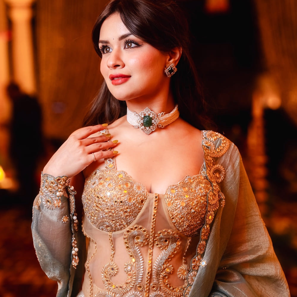 ‘బబ్బర్ కా తబ్బార్’, ‘బందిష్ బండిట్స్’ అనే రెండు వెబ్ సిరీస్లలో నటించి తన నటనకు గానూ మంచి మార్కులు తెచ్చుకుంది. సోషల్ మీడియాలో యాక్టివ్గా ఉన్న అవనీత్ కౌర్.. ఎప్పటికప్పుడు వెకేషన్లకు వెళ్తూ గ్లామరస్ ఫోటోలతో కుర్రాళ్లకు కునుకులేకుండా చేస్తోంది.