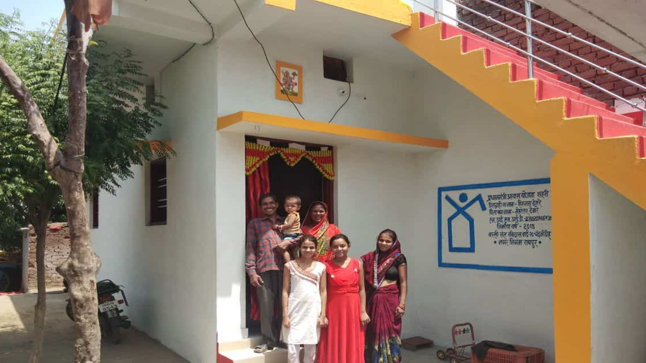 ఇక కేంద్ర ప్రభుత్వం సొంతిల్లు లేనివారికి పీఎం ఆవాస్ యోజన పధకం ద్వారా ఆర్ధిక సహాయం అందిస్తోంది. దీనికి దరఖాస్తు చేసుకోవడానికి డిసెంబర్ 31 వరకు మాత్రమే సమయం ఉంది. దీని ద్వారా ఇంటి నిర్మాణానికి ప్రభుత్వం నుంచి రూ.2.5 లక్షల సహాయం పొందోచ్చు,.