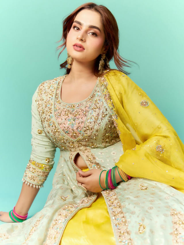 టెంప్ట్ చేస్తున్న ఆయేషా అందాలు.. పిచ్చెక్కిస్తున్న ముద్దుగుమ్మ ఫోజులు