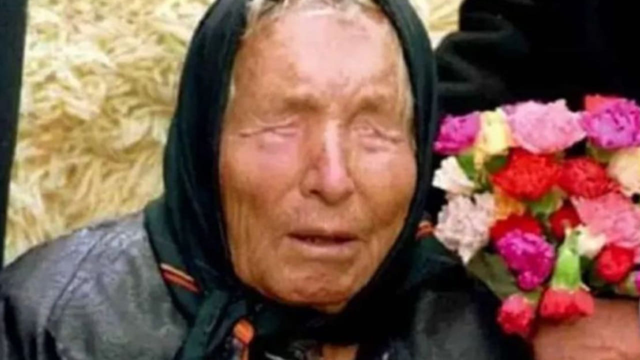 బల్గేరియాకు చెందిన అంధ జ్యోతిష్కురాలు బాబా వంగా, ఈమె1911లో జన్మించి 1996లో మరణించింది. ఈమె అంధురాలు అయినప్పటికీ, భవిష్యత్తు గురించి ముందే అంచనా వేసి, కరోనా, ప్రకృతి వైపరీత్యాలు, యుద్ధాలు, భూకంపాల గురించి చాలా విషయాలు తెలియజేసింది. ఇందులో ఆమె చెప్పినవి చాలా వరకు నిజం అయ్యాయి. ఆమె 2026 సంవత్సరం గురించి కూడా తెలియబరిచింది. అందులో ముఖ్యంగా ఆమె, ఏఐ ద్వారా మానవులకు ముప్పు తప్పదు, దిన దిన గండంలా మారిపోతుంది, దాంతో ప్రజలు చాలా ఇబ్బందులు ఎదుర్కుంటారని తెలియజేయడం జరిగిందంట.