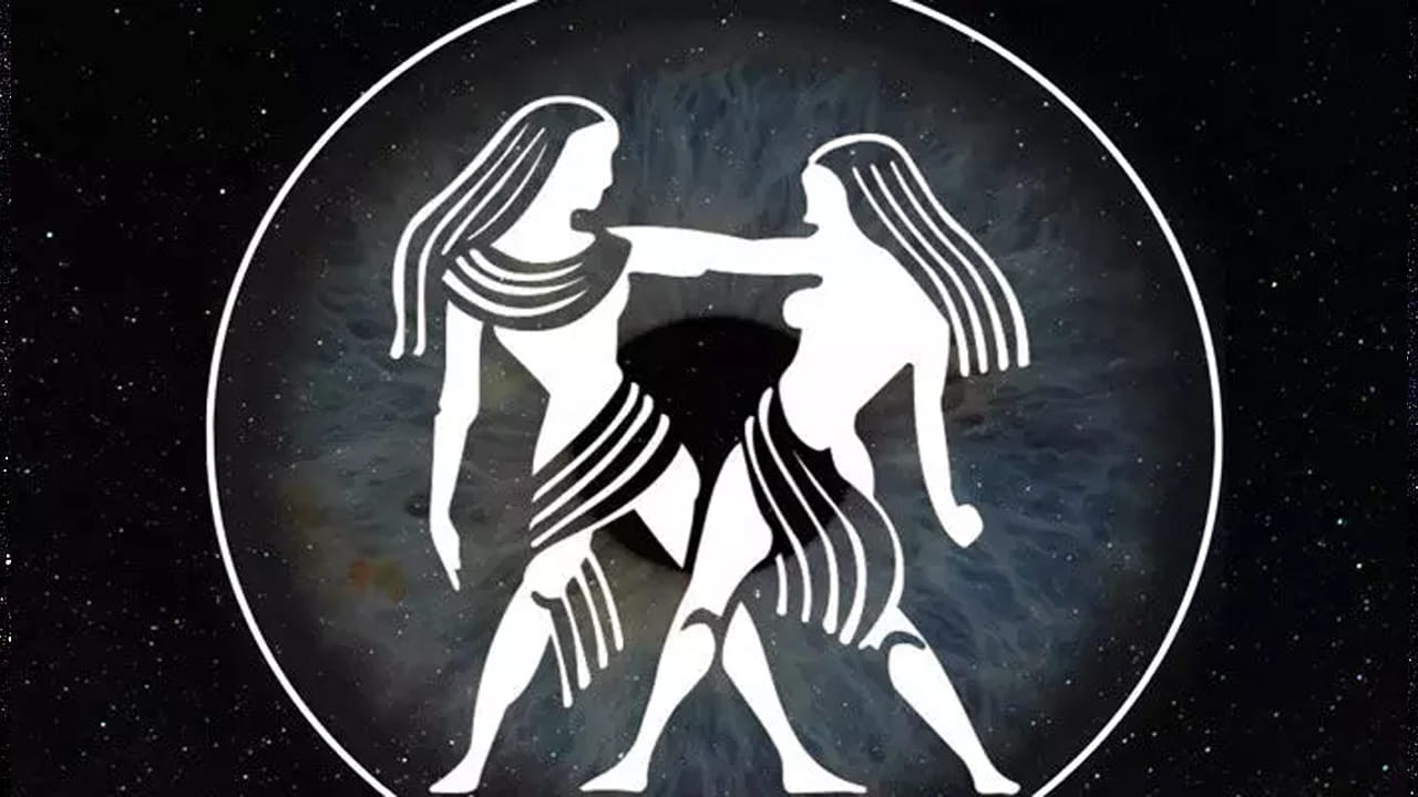 మిథున రాశి : బాబా వంగా జోస్యం ప్రకారం, డిసెంబర్ నెలలో మిథున రాశి వారు చాలా ఆనందంగా గడుపుతారు. నిలిచిపోయిన పనులను త్వరగా పూర్తి చేసుకుంటారు. కెరీర్ పై ఎక్కువ ఫోకస్ పెడుతారు. విదేశీ ప్రయాణ యోగం ఉంది. పట్టుదలతో పనులు పూర్తి చేస్తారు. ఇంటిలో సంతోషకర వాతావరణం నెలకుంటుంది.