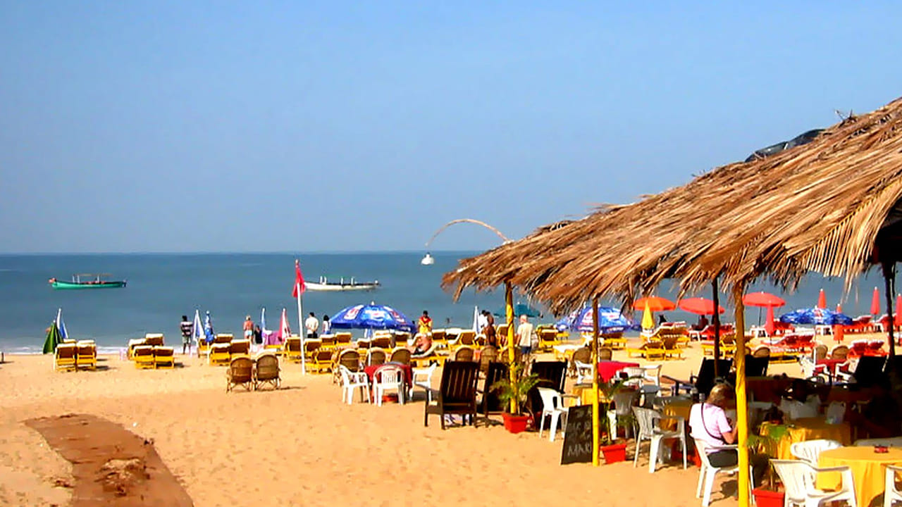 Baga Beach, Goa: బాగా బీచ్ గోవాలో అత్యంత ప్రసిద్ధి చెందిన, ప్రతి ఒక్కరూ ఇష్టపడే బీచ్‌లలో ఒకటి. ఉత్తర గోవాలో ఉన్న ఈ బీచ్‌ స్థానికులతో పాటుగా, పర్యాటకులను ఎంతగానో ఆకర్షిస్తుంది. ముఖ్యంగా రాత్రివేళ ఇక్కడి అందమైన ప్రకృతి దృశ్యం మాటల్లో చెప్పలేనిది. అందుకే మన దేశం నుండి మాత్రమే కాదు..విదేశీ పర్యాటకులు కూడా ఎక్కువగా వస్తుంటారు. ఇక్కడ లభించే సీఫుడ్‌ రెస్టారెంట్లు, పార్టీ కల్చర్‌ ఏడాది పొడవునా టూరిస్టులతో బిజీగా ఉండేలా చేస్తుంది. 