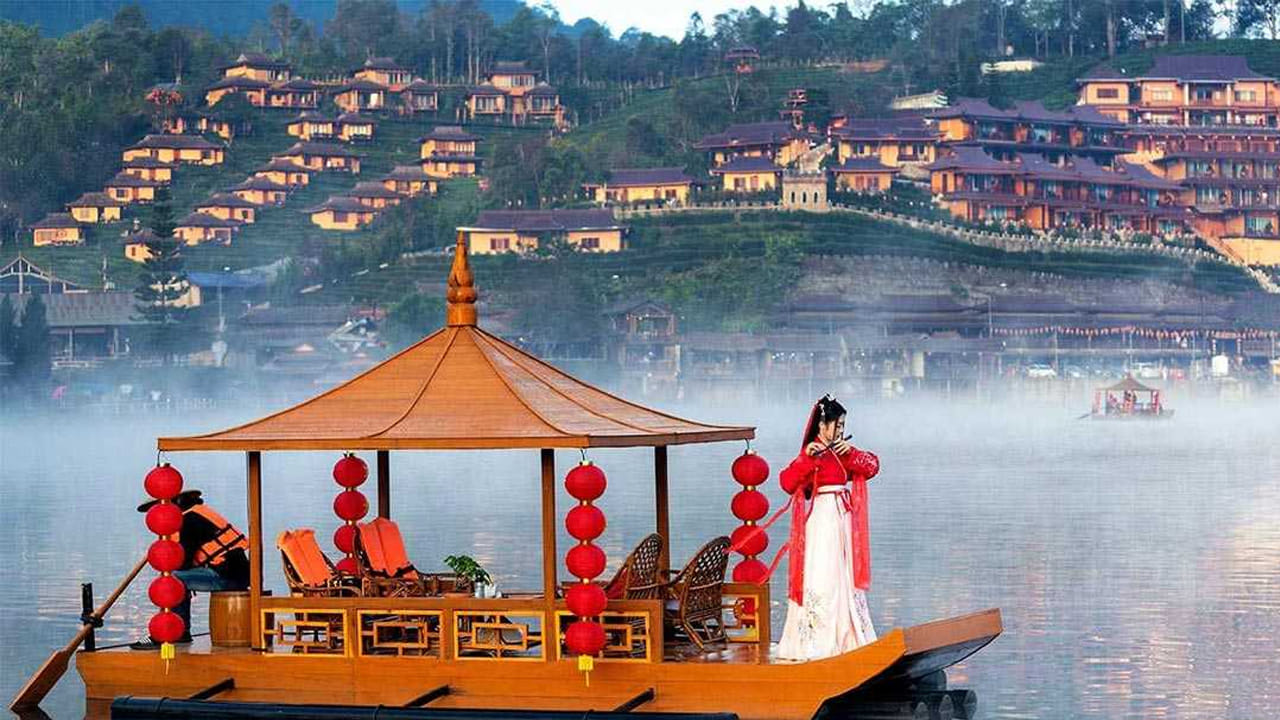 బాన్ రాక్ థాయ్, థాయిలాండ్: మయన్మార్ సరిహద్దుకు సమీపంలో ఉత్తర థాయిలాండ్‌లోని ప్రశాంతమైన గ్రామం బాన్ రాక్ థాయ్. థాయ్, యున్నానీస్ సంస్కృతులను  కలిగి ఉంది. దీని మూలాలు చైనా వలసదారుల నుంచి వచ్చాయి. తేయాకు తోటలు, పొగమంచు పర్వతాల మధ్య సందర్శకులు నిజమైన చైనీస్ టీని ఆస్వాదించవచ్చు. ప్రశాంతమైన సరస్సును అన్వేషించవచ్చు. గ్రామంలోని ప్రశాంతమైన వాతావరణంలో హాయిగా తిరగవచ్చు. 