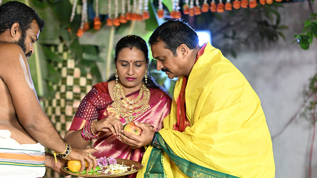 టాలీవుడ్ ప్రముఖ నిర్మాత, నటుడు బండ్ల గణేష్ ఇప్పుడేమీ సినిమాలు చేయడం లేదు. అయితే ఇతర విషయాలు, వివాదాస్పద కామెంట్స్ తో తరచూ వార్తల్లో నిలుస్తున్నాడు బండ్లన్న.