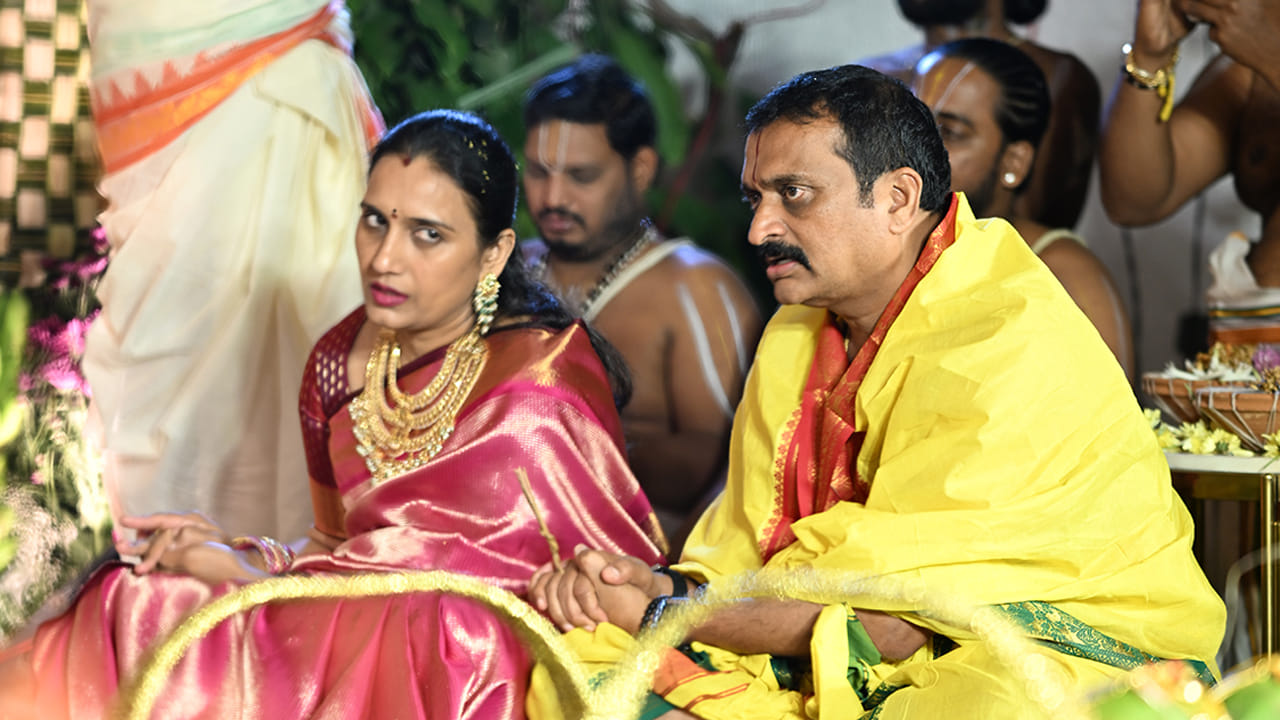 ఈ మధ్యన తరచూ సినిమా ఫంక్షన్లకు, సక్సెస్ ఈవెంట్లకు బాగానే హాజరవుతోన్న బండ్లన్న తన హాట్ కామెంట్స్ తో తరచూ ట్రెండింగ్ లో నిలుస్తున్నాడు.