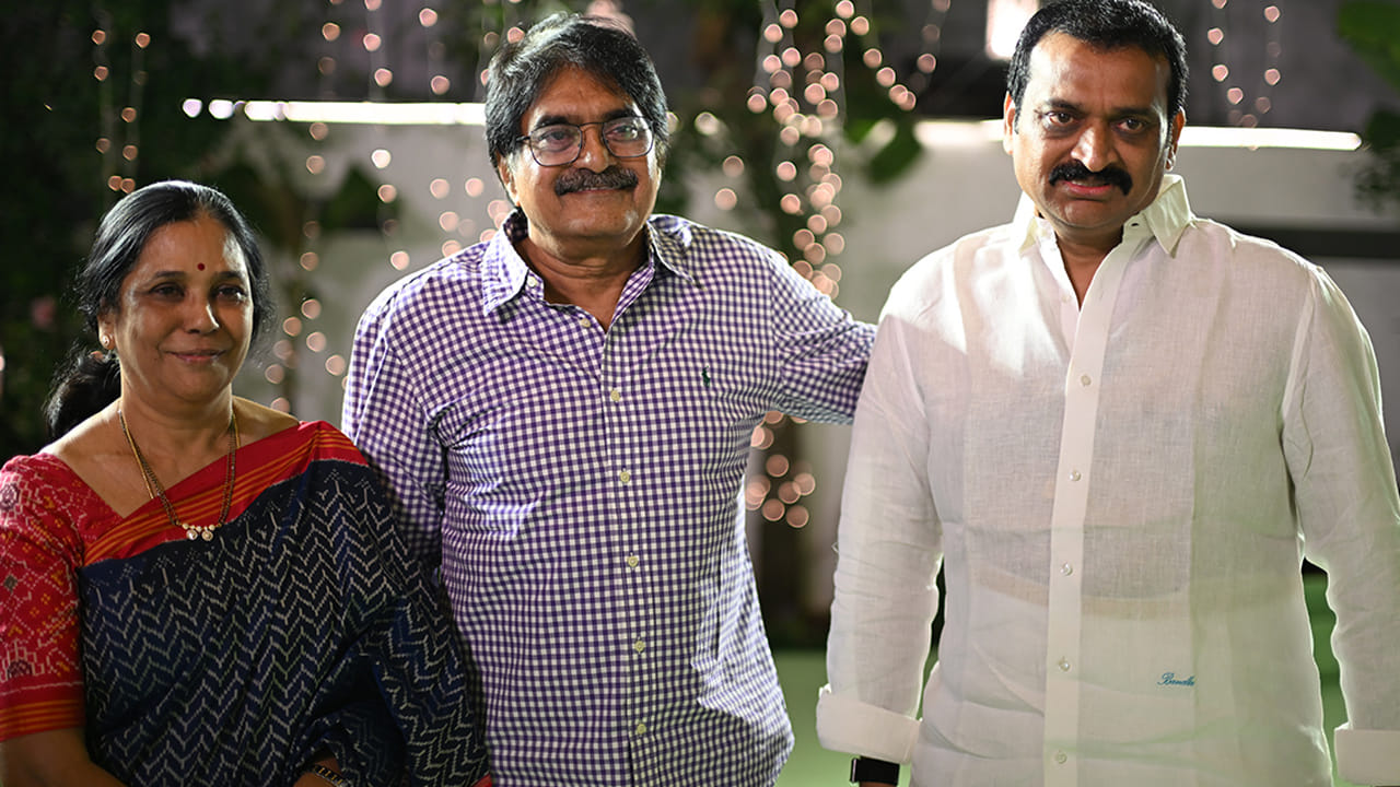 వీటి సంగతి పక్కన పెడితే.. ఈ మధ్యన దీపావళి పండగను పురస్కరించుకుని టాలీవుడ్ ప్రముఖులందరికీ గ్రాండ్ పార్టీ ఇచ్చాడు బండ్ల గణేశ్. మెగాస్టార్ చిరంజీవితో సహా స్టార్ సెలబ్రిటీలు ఈ కార్యక్రమానికి హాజరయ్యారు.