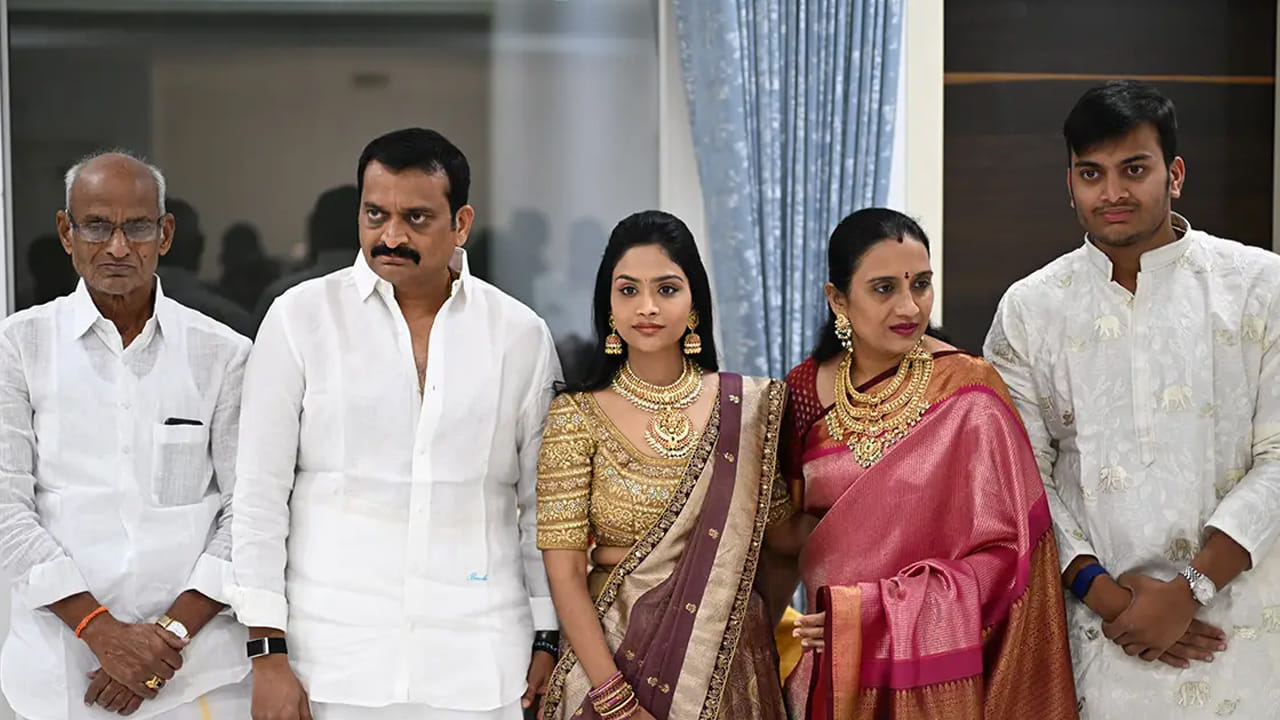 తాజాగా బండ్ల గణేశ్ ఇంట్లో శ్రీనివాస కల్యాణం వేడుకగా జరిగింది. వేద పండితుల సమక్షంలో అత్యంత భక్తి శ్రద్ధలతో జరిగిన ఈ వేడుకకు బండ్లన్న కుటుంబీకులు, బంధువులు పెద్ద ఎత్తున హాజరయ్యారు.