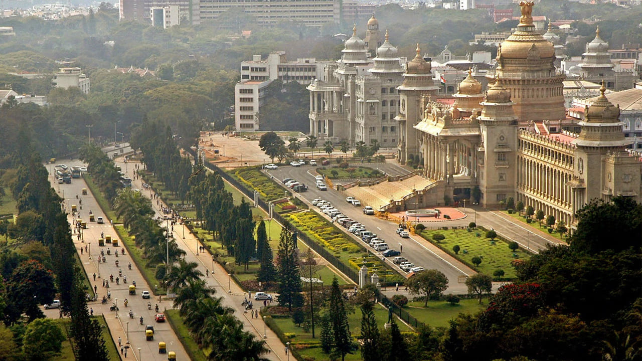 బెంగళూరు: కర్ణాటక రాజధాని బెంగళూరు, నూతన సంవత్సర వేడుకలకు ప్రసిద్ధి చెందిన మరొక పెద్ద నగరం. భారతదేశ సాంకేతిక రాజధాని బెంగళూరు వివిధ రకాల ఉన్నత స్థాయి పార్టీలకు ఆతిథ్యం ఇచ్చే నగరం. ఇక్కడ నూతన సంవత్సర వేడుకలు చాలా ప్రత్యేకంగా ఉంటాయి, ముఖ్యంగా MG రోడ్, ఎలక్ట్రానిక్స్ సిటీ, కోరమంగళ వంటి ప్రాంతాలలో. మనం బెంగళూరుకు ఒక రోజు పర్యటనగా కూడా వెళ్లి నూతన సంవత్సరాన్ని శుభారంభంతో ప్రారంభించవచ్చు.