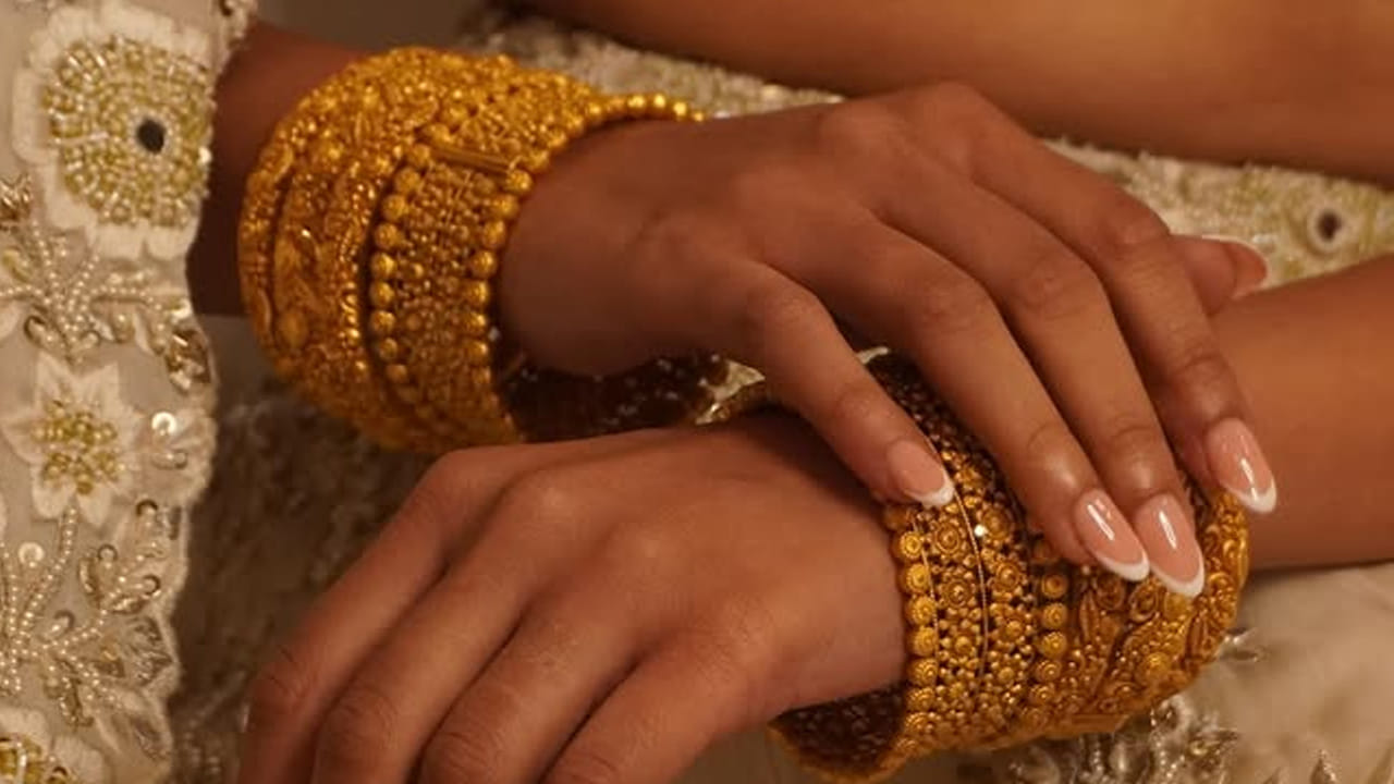 గాజులు శారీరక ఆరోగ్యాన్ని మాత్రమే కాదు.. మానసిక ఆరోగ్యాన్ని కూడా కాపాడతాయట. హార్మోన్లు సమతుల్యంగా ఉండడం వల్ల, శరీరంలో అన్ని జీవక్రియలు ఆరోగ్యంగా సాగడం వల్ల మానసికంగానూ ఆరోగ్యంగా ఉండే వీలుంటుంది. అందుకే పూర్వకాలంలో గర్భిణులకు శ్రీమంతం చేసి చేతి నిండా గాజులు వేసి ప్రసవం అయ్యేవరకూ ఉంచుకోవాలని చెప్పేవారు. గర్భం ధరించిన వారికి ఐదో నెల తర్వాత పెరిగే బిడ్డ బరువు వల్ల అలసట ఎక్కువగా ఉంటుంది. అంతేకాదు.. ప్రసవం సమయంలో నొప్పిని భరించే శక్తి కూడా వీటి వల్ల అందుతుందని అప్పట్లో భావించేవారు.