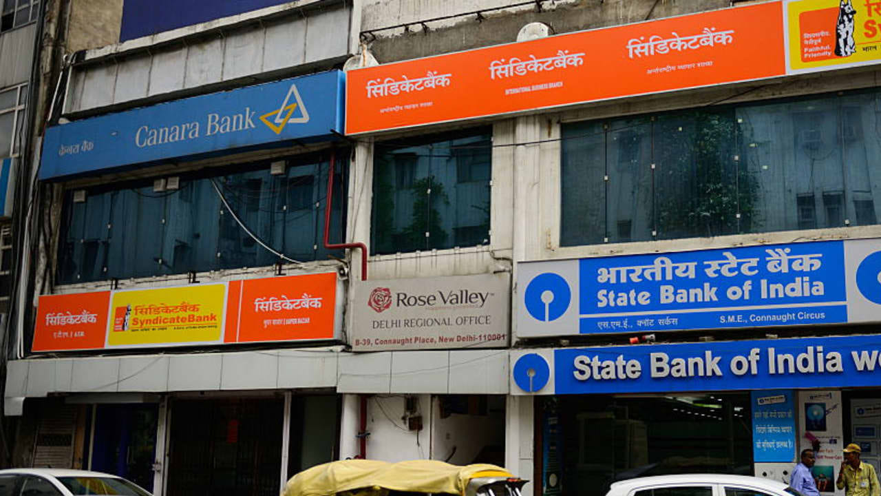 ప్రస్తుతం పబ్లిక్ హాలీడేస్, ఆదివారం, రెండో, నాలుగు శనివారాల్లో బ్యాంకులన్నీ మూతపడుతున్నాయి. అయితే సాఫ్ట్‌వేర్ రంగం తరహాలో బ్యాంకులు వారానికి ఐదు రోజులే పనిచేసేలా మార్పులు తీసుకోవాలని, దీని వల్ల ఉద్యోగులపై ఒత్తిడి తగ్గుతుందని బ్యాంక్ యూనియన్ సంఘాలు ఎప్పటినుంచో డిమాండ్ చేస్తున్నాయి. ఇందుకోసం ఆందోళనలు కూడా చేయగా.. ఈ విషయం కేంద్ర ప్రభుత్వం దృష్టికి కూడా వెళ్లింది.
