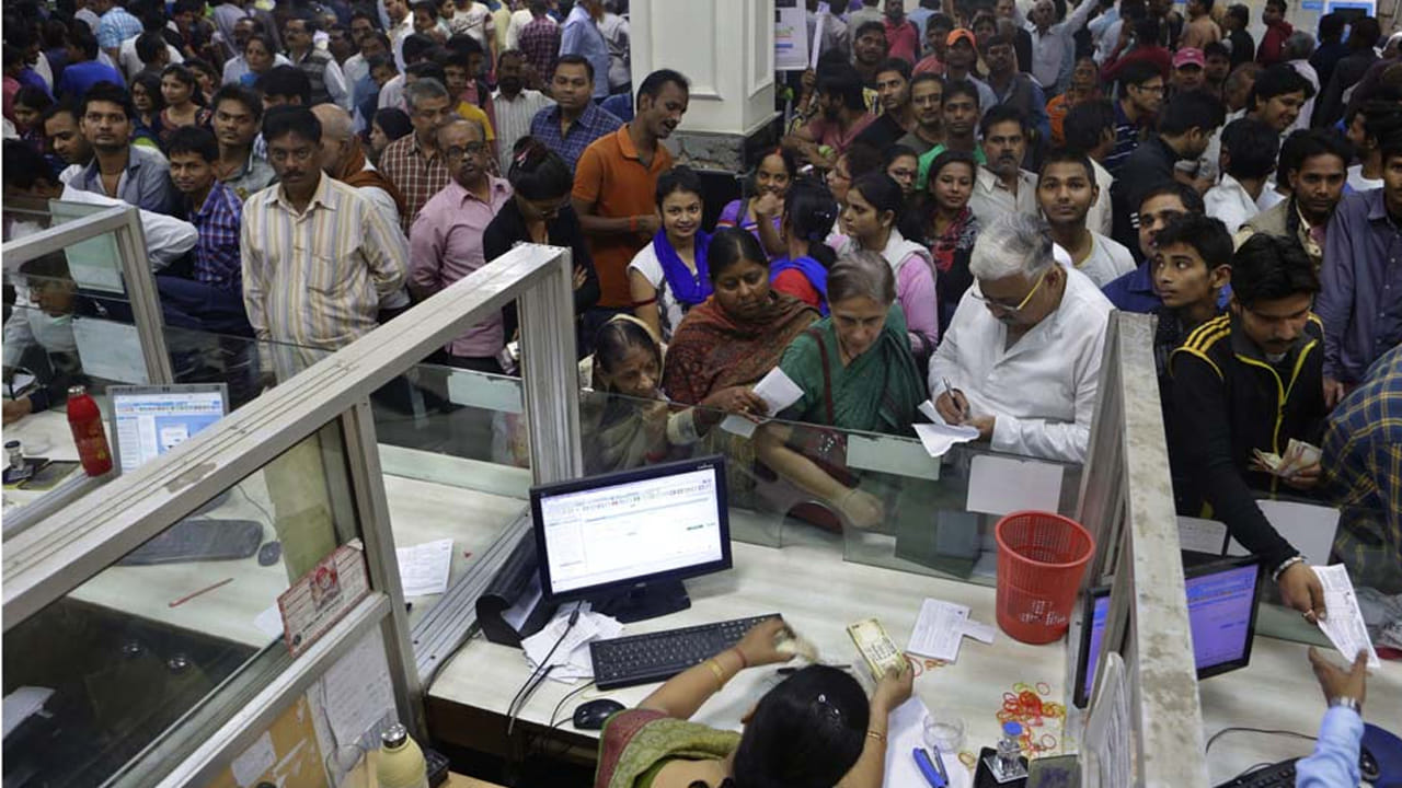 ఏప్రిల్ 2026 నుంచి ప్రారంభం కానున్న కొత్త ఆర్ధిక సంవత్సరంలో 5 రోజుల బ్యాంకింగ్ పనిదినాలను అమల్లోకి తెచ్చే అవకాశముంది. ఏప్రిల్ తర్వాత దీనిపై నిర్ణయం తీసుకునే అవకాశాలు కనిపిస్తున్నాయి. గతంలో అమలు చేయాలని భావించినప్పటికీ.. సిబ్బంది కొరత వల్ల ప్రభుత్వం హోల్డ్‌లో పెట్టింది. 