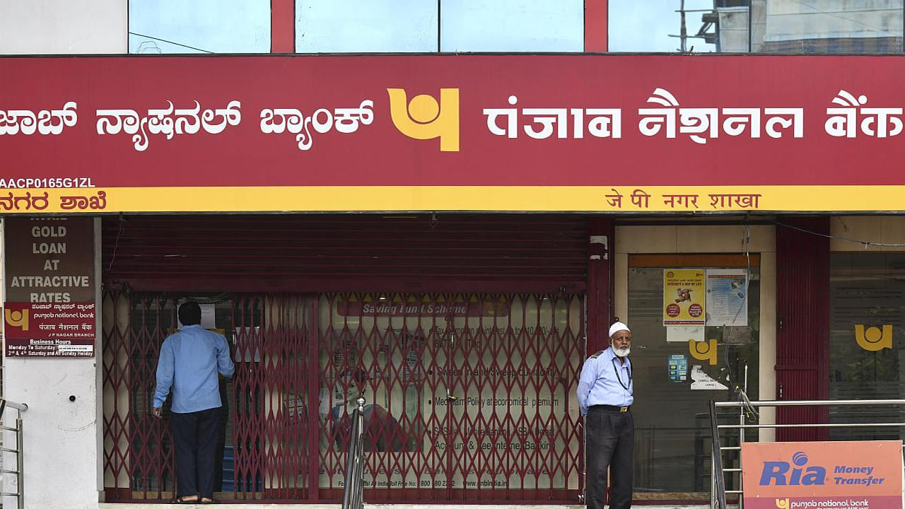 ఇక ఆదివారం కూడా సెలవు దినం కావడంతో వరుసగా మూడు రోజులు బ్యాంకులు బంద్ కానున్నాయి. 2025-26 ఆర్ధిక సంవత్సంలో ఆర్బీఐ విడుదల చేసిన సెలవుల లిస్ట్ ప్రకారం బ్యాంకు సెలవులు ఉంటాయి. అందులో భాగంగా డిసెంబర్‌లో మరో నాలుగు అధికారిక సెలవులు షెడ్యూల్ చేయబడ్డాయి.