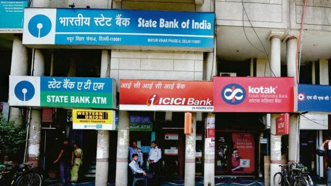 డిసెంబర్ 26,27వ తేదీల్లో పలు ఈశాన్య రాష్ట్రాల్లో బ్యాంకులు బంద్ కానున్నాయి. ఐజ్వాల్, కోహిమా, షిల్లాండ్ ప్రాంతాల్లో 26వ తేదీన మూతపడనుండగా.. కోహిమాలో 27న బంద్ కానన్నాయి. ఇక మిగిలిన అన్ని ప్రాంతాల్లో బ్యాంకులు యథావిధిగా పనిచేయనున్నాయి. స్థానిక పండుగలు, పరిస్థితుల ఆధారంగా బ్యాంకులకు ఆర్బీఐ సెలవులు ప్రకటిస్తూ ఉంటుంది. అందులో భాగంగా మూతపడనున్నాయని తెలుస్తోంది.
