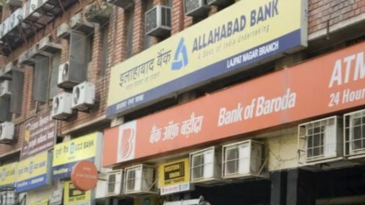 బ్యాంకులు మూతపడినా ఆన్‌లైన్ సేవలు ఎప్పటిలాగే కొనసాగుతాయి. నెఫ్ట్, ఆర్టీజీఎస్ కార్యకలాపాలు కొనసాగుతాయి. బిల్లు చెల్లింపులు, నిధుల బదిలీ, బ్యాలెన్స్ చెకింగ్ లాంటివి నిర్వహించుకోవచ్చు. ఇక చెక్‌బుక్‌లు, డిమాండ్ డ్రాఫ్ట్, అకౌంట్ సంబంధిత సేవలకు ఆన్‌లైన్‌లో అభ్యర్థనలు పెట్టుకోవచ్చు.
