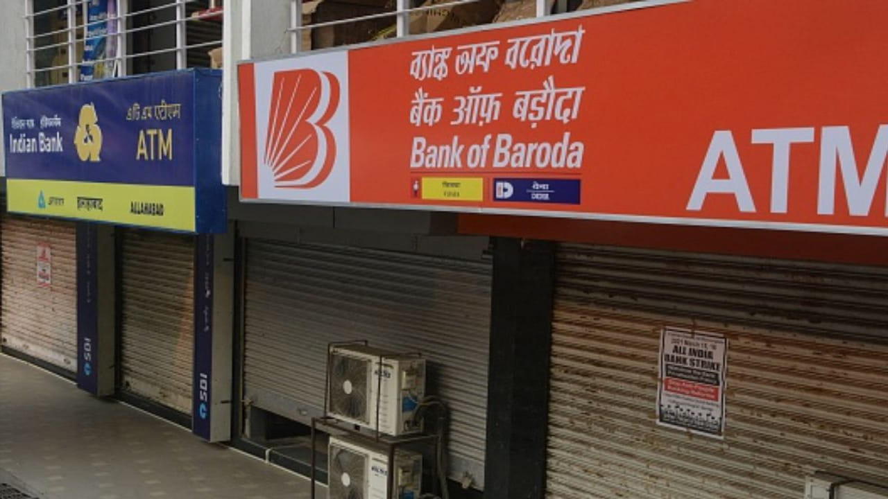 ఇక నెట్ బ్యాంకింగ్, మొబైల్ బ్యాంకింగ్ ద్వారా కస్టమర్లు యధావిధిగా ట్రాన్సక్షన్లు చేసుకోవచ్చు. బ్యాంకులు మూతపడటం వల్ల చెక్కుల క్లియరింగ్ వంటి సేవలు ఆగిపోనున్నాయి.
