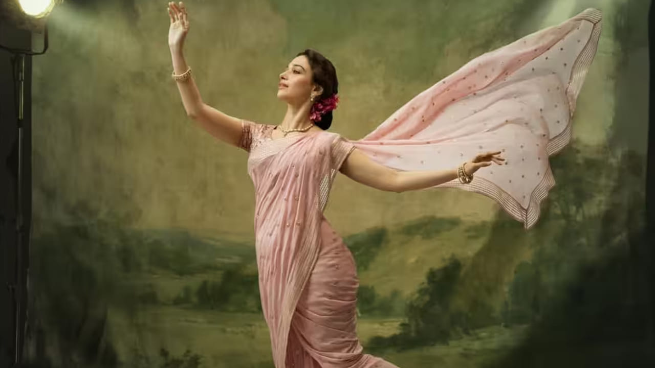 అందాల ముద్దుగుమ్మలు ప్రస్తుతం బయోపిక్లపై ఇంట్రస్ట్ ఎక్కువ చూపిస్తున్నారు, గ్లామర్ రోల్స్లో కనిపిస్తూ సందడిచేసే బ్యూటస్ ఇప్పుడు ఎక్కువగా వింటేజ్ లుక్ పైనే మక్కువ కనబరుస్తున్నారు. కాగా, అసలు ఏ హీరోయిన్స్, ఏ ఏ బయోపిక్లతో తమ అభిమానుల ముందుకు రానున్నారు అనే విషయాలను తెలుసుకుందాం.