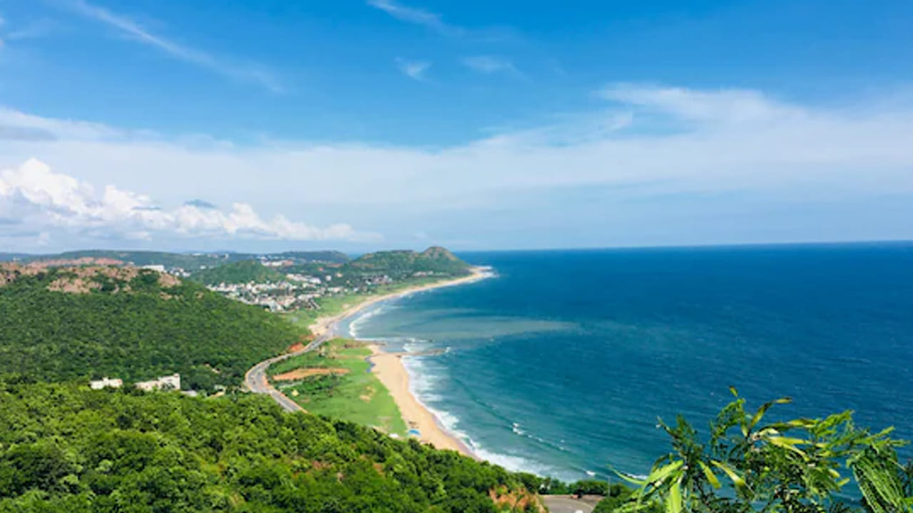 విశాఖ, అరకు అందాలను చూడాలనుకుంటున్నారా..? ఫ్రెండ్ లేదా ఫ్యామిలీతో కలిసి వెళ్లాలనుకుంటున్నారా..? ఎలా వెళ్లాలి..? ఎక్కడ బస చేయాలి..? ఏయే ప్రదేశాలు చూడాలి? అనే కన్‌ప్యూజన్‌లో ఉన్నారా..? అయితే మీకు గుడ్ న్యూస్.. ఇక మీరు వసతి, బస్సు సౌకర్యం, ఇతర విషయాల గురించి ఎలాంటి టెన్షన్ పడకుండా అరకు, వైజాబ్ అందాలను చూసి రావొచ్చు. ఇందుకోసం ఏపీ టూరిజం శాఖ కొత్త ప్యాకేజీని తీసుకొచ్చింది.