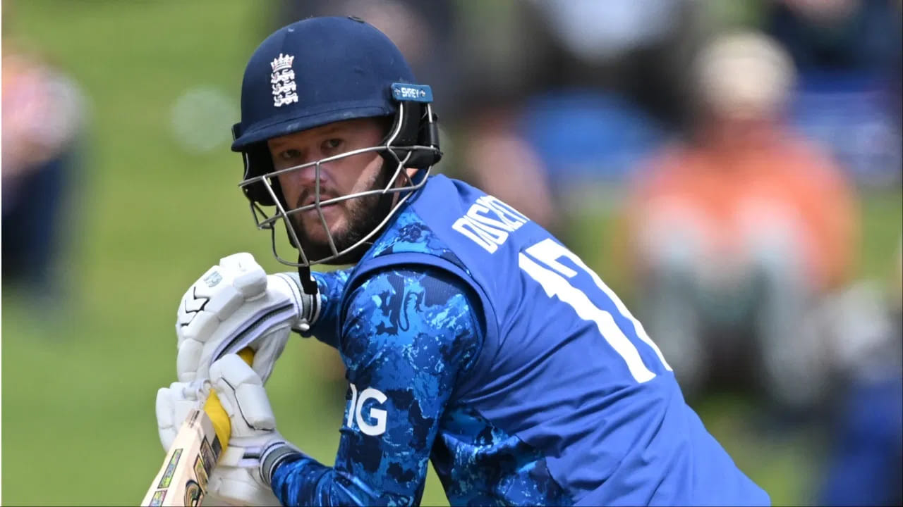 బెన్ డకెట్ – ఈ ఇంగ్లాండ్ వికెట్ కీపర్-బ్యాట్స్ మాన్ IPL 2026 వేలంలో తన బేస్ ప్రైస్ ని రూ.2 కోట్లుగా నిర్ణయించాడు. సరిగ్గా అదే అతనికి లభించింది. ఢిల్లీ క్యాపిటల్స్ అతని బేస్ ప్రైస్ కి అతన్ని కొనుగోలు చేసింది.