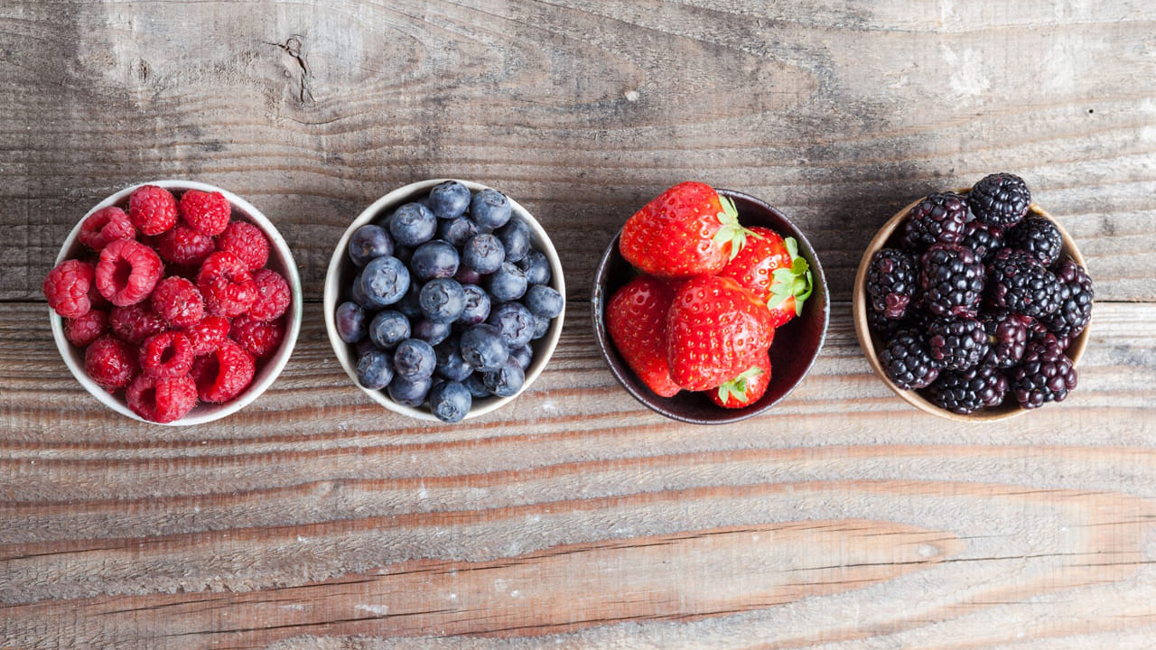 బెర్రీస్: యాంటీ ఆక్సిడెంట్లు అధికంగా ఉండే ఆహారాలను అల్పాహారంగా తినాలి, బెర్రీల్లో యాంటీ ఆక్సిడెంట్లు, ఫైబర్, విటమిన్లు సమృద్ధిగా ఉంటాయి. బ్లూ బెర్రీస్, స్ట్రా బెర్రీలు, రాస్ బెర్రీలను బ్రేక్ ఫాస్ట్ లో తినాలి. ఇవి అధిక కేలరీలను తీసుకోకుండా నియంత్రిస్తూ.. రుచిని కూడా అందిస్తాయి.