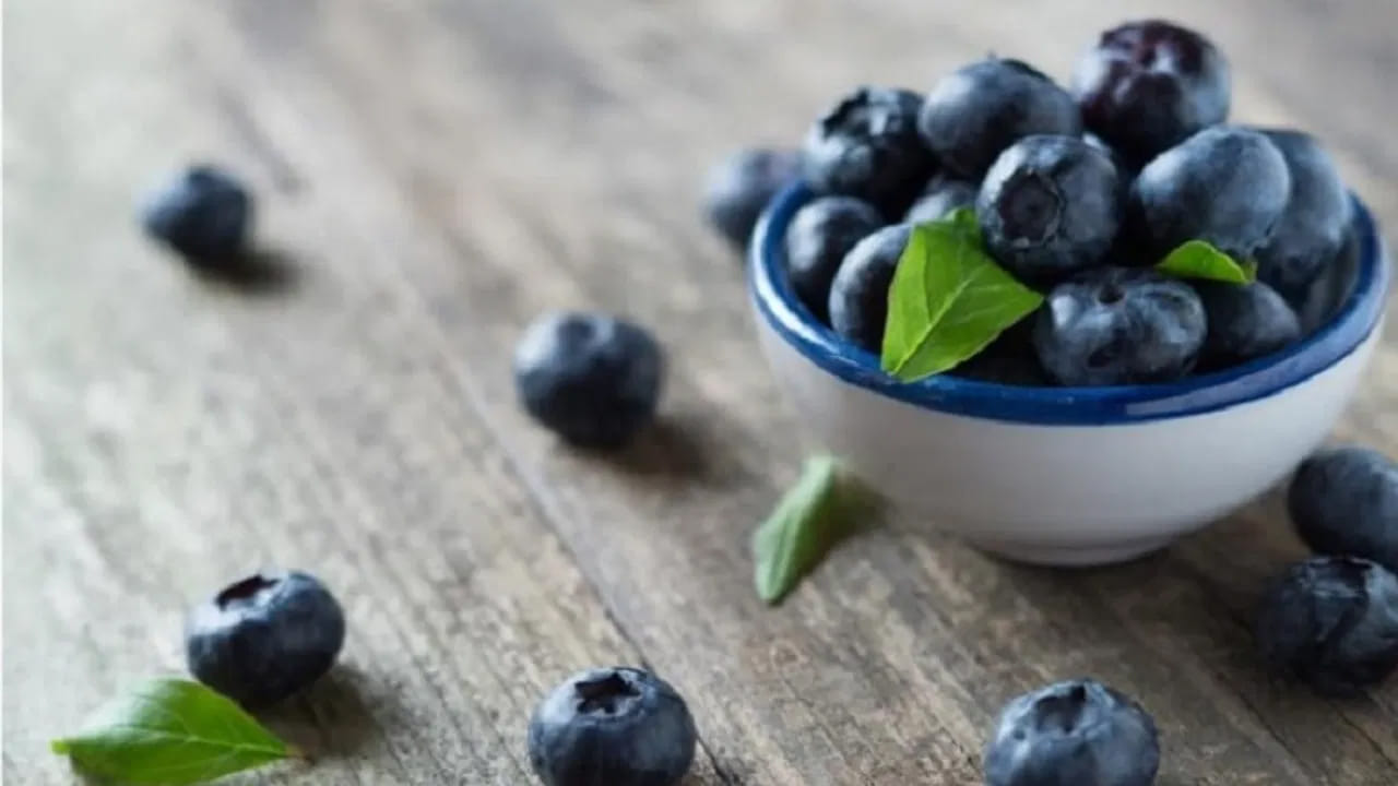 బెర్రీలు: స్ట్రాబెర్రీలు, బ్లూబెర్రీలు వంటి బెర్రీలలో ఫ్లేవనాయిడ్స్ వంటి యాంటీఆక్సిడెంట్లు పుష్కలంగా ఉంటాయి. వీటిని ఆహారంలో చేర్చుకోవడం వల్ల అధిక రక్తపోటును నియంత్రించడంలో, రక్త నాళాల పనితీరును మెరుగుపరచడంలో సహాయపడుతుంది.
